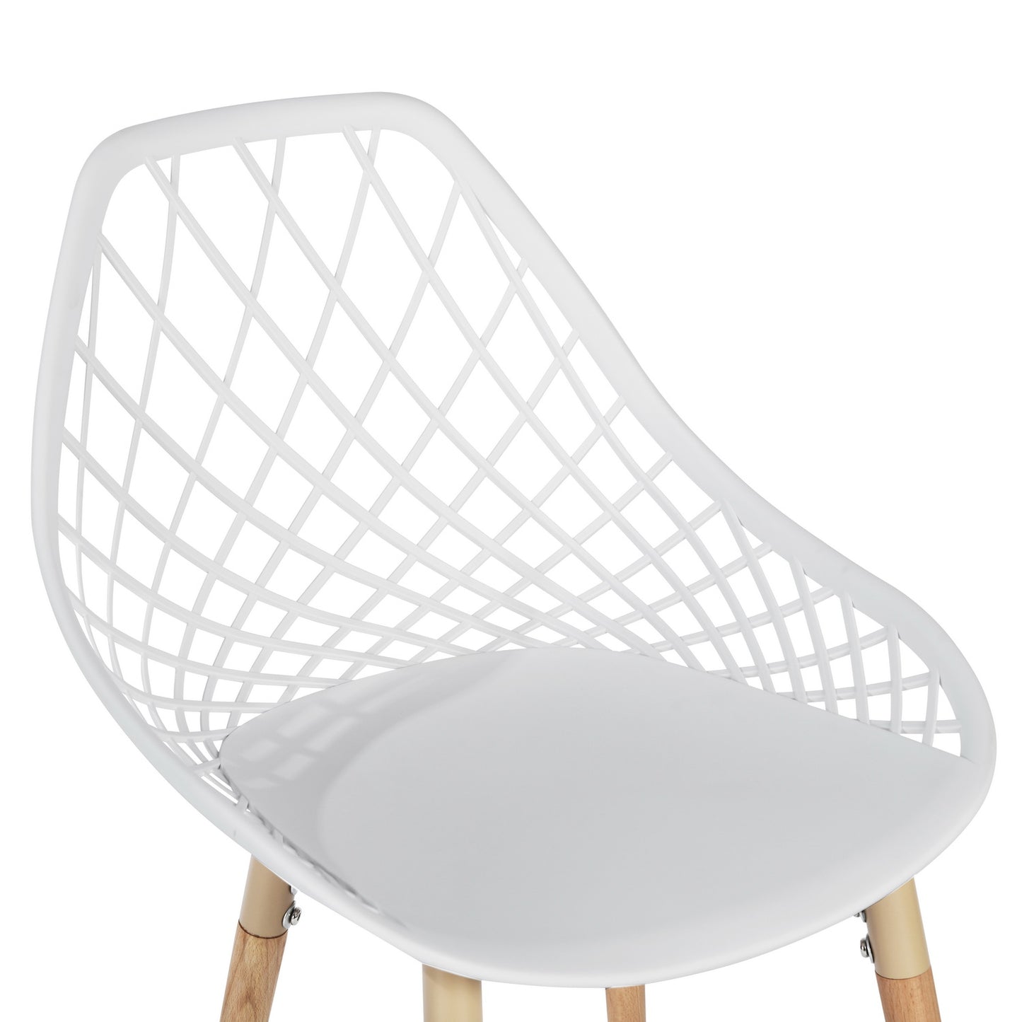 Lot de 2 chaises de salle à manger en plastique blanc avec un design ajouré, pieds en bois, style scandinave.
