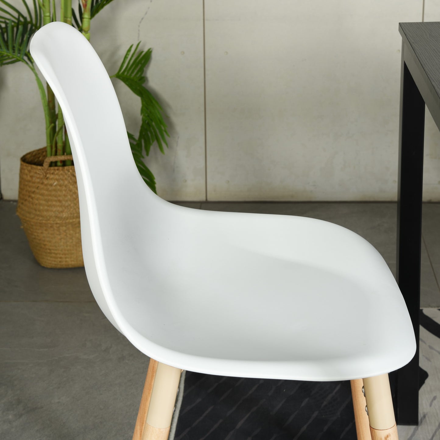 Lot de 2 chaises de salle à manger en plastique Blanc - Pieds en hêtre, style scandinave