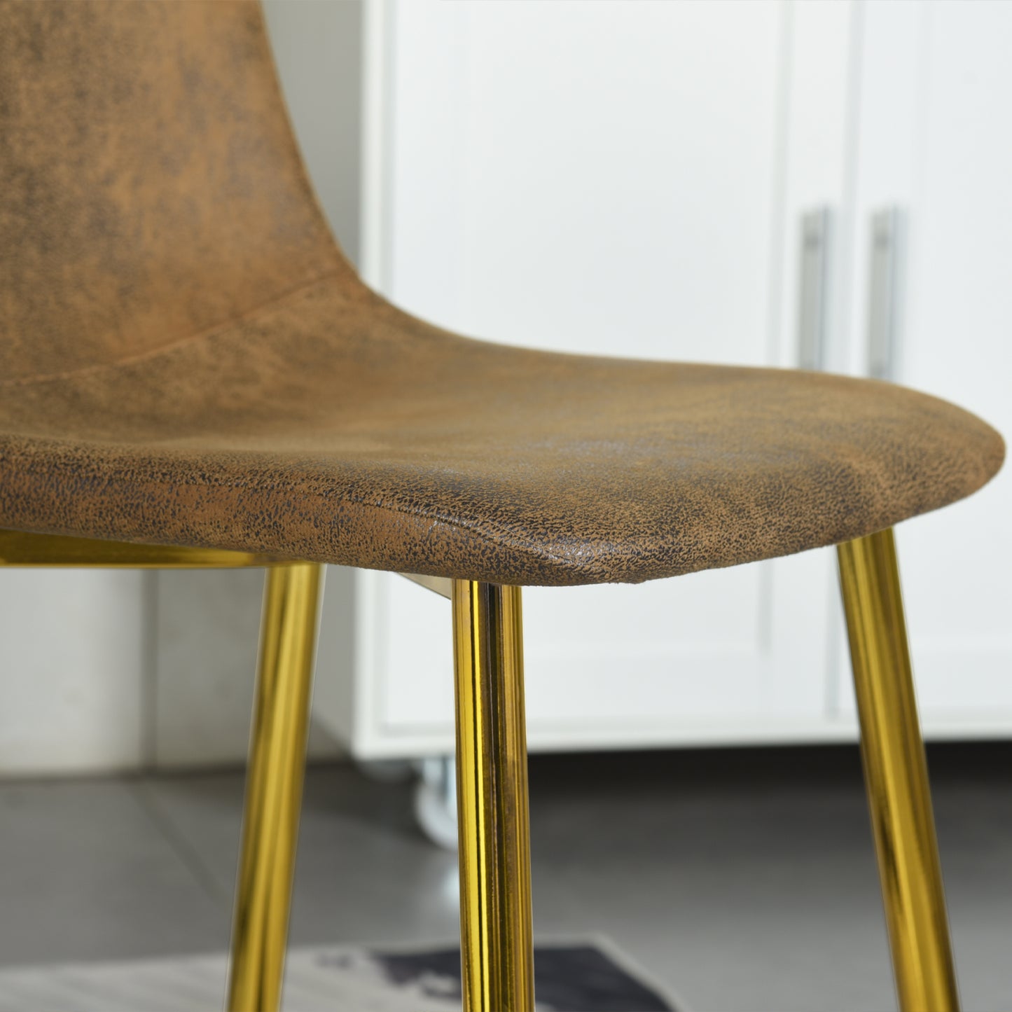 Lot de 2 chaises de salle à manger en daim marron avec pieds en métal doré