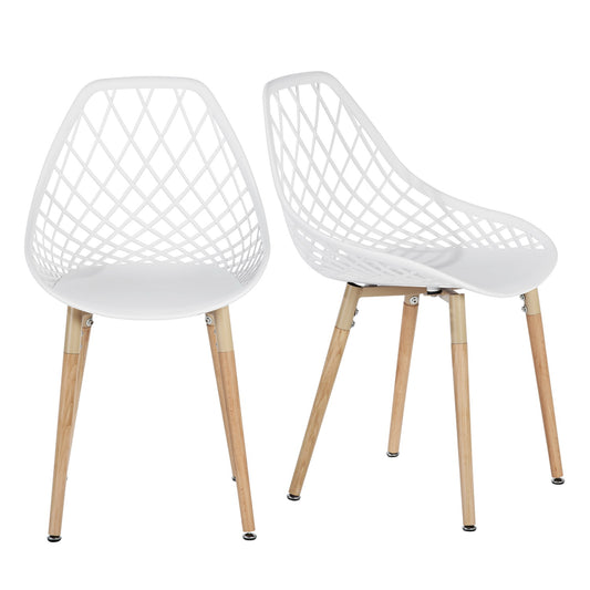 Lot de 2 chaises de salle à manger en plastique blanc avec un design ajouré, pieds en bois, style scandinave.